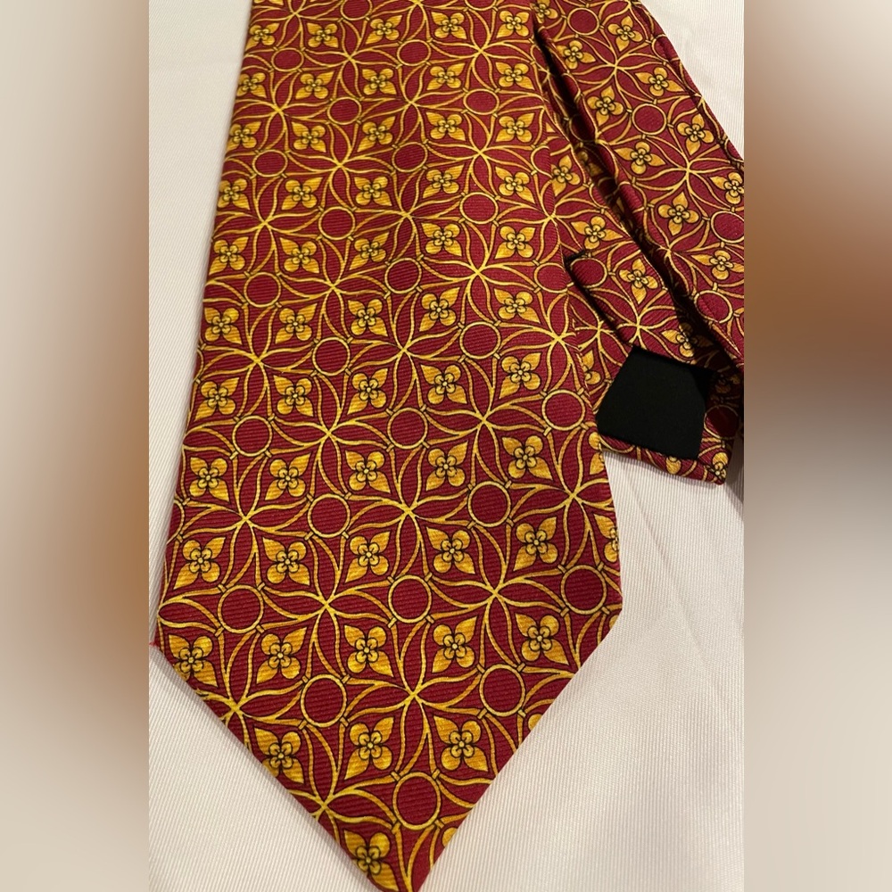 SULKA Silk Tie, red/gold pattern, width 3 3/4 inches.
